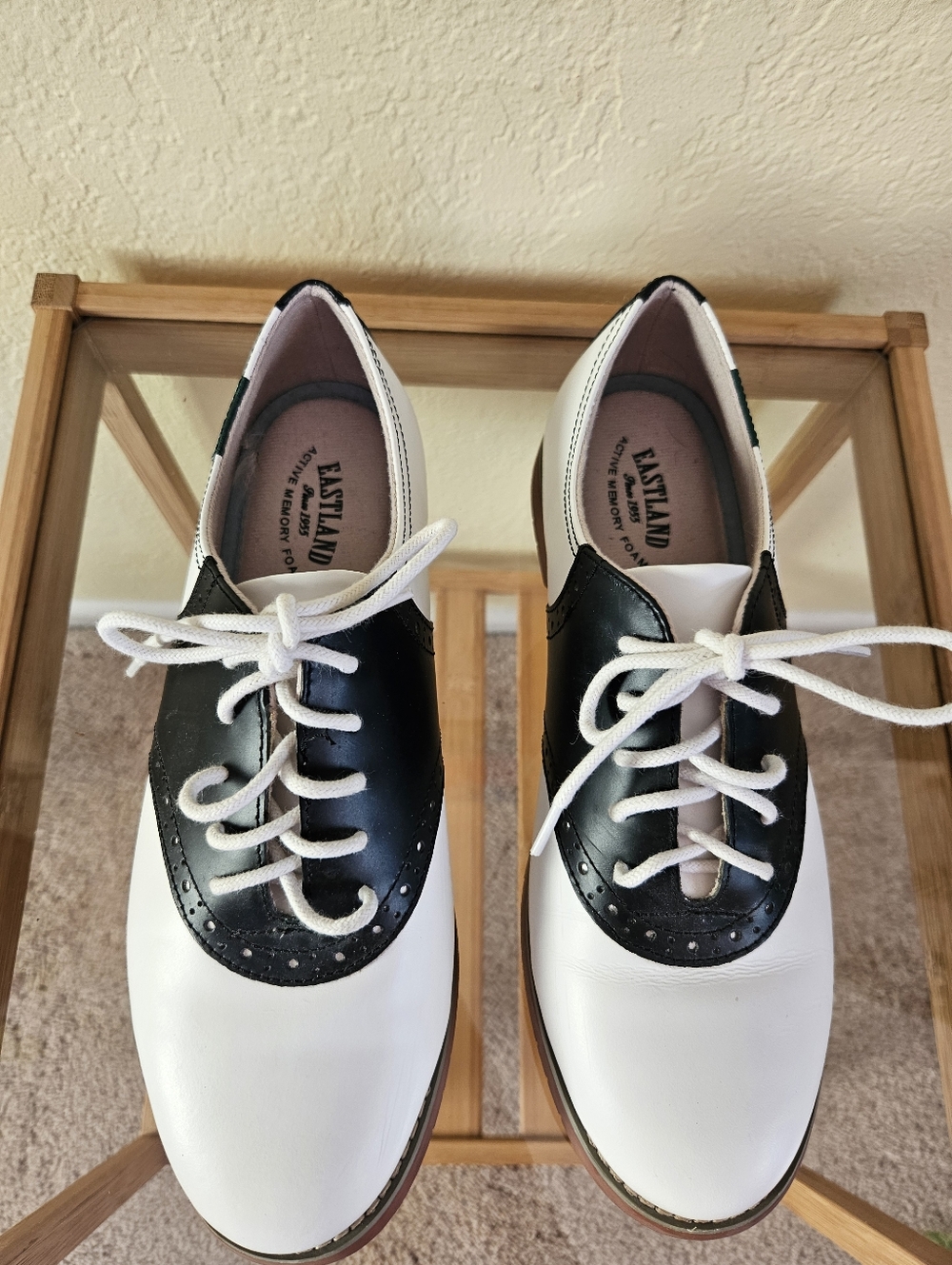 Eastland sadie Leather black and white oxford. Size 8 - Picture 2 of 8